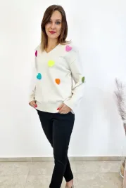 bezowy-sweter-damski-w-kolorowe-serduszka-uni