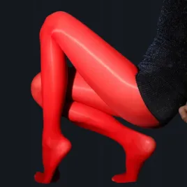 czerwone-rajstopy-s-m-z-eleganckim-polyskiem-odwazny-styl-i-komfort