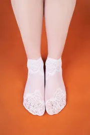 eleganckie-biale-skarpetki-damskie-z-koronka-i-kwiatowym-wzorem