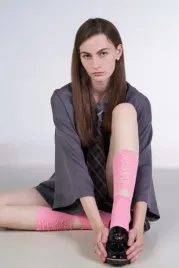wysokie-skarpetki-z-przetarciami-w-stylu-grunge-damskie-skarpety-bawelniane