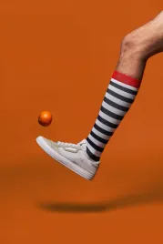 podkolanowki-kompresyjne-w-stylu-sportowym-w-paski-kolorowe