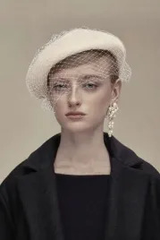beret-damski-bialy-z-biala-woalka-styl-retro-i-elegancja