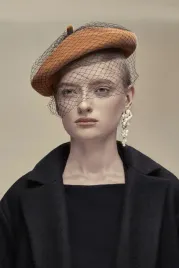 elegancki-beret-damski-z-woalka-brazowy-welniany-styl-retro