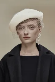 beret-damski-bialy-z-perelkami-i-woalka-szyk-i-elegancja