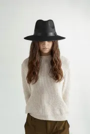 kapelusz-damski-czarny-fedora-z-szerokim-rondem-klasyka-i-minimalizm