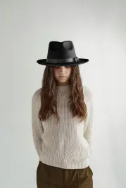 kapelusz-damski-czarny-fedora-z-szerokim-rondem-styl-boho-i-kontrast