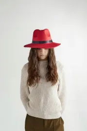 elegancki-kapelusz-fedora-w-kolorze-czerwonym-styl-boho-i-minimalizm