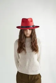 kapelusz-damski-czerwony-fedora-z-czarna-tasma-wyrazisty-akcent-stylizacji
