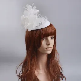 bialy-kapelusz-z-piorami-i-krysztalkami-elegancja-w-stylu-retro-toczek