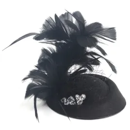 czarny-kapelusz-z-piorami-i-krysztalkami-elegancja-w-stylu-retro-toczek