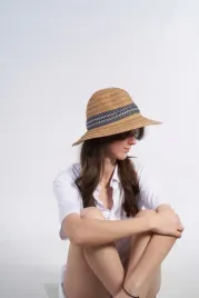 pleciony-kapelusz-typu-fedora-slomkowy-kapelusz-damski-z-szerokim-rondem