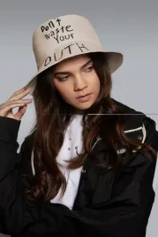 kapelusz-typu-bucket-hat-z-napisem