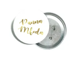 przypinka-biala-ze-zlotym-napisem-panna-mloda