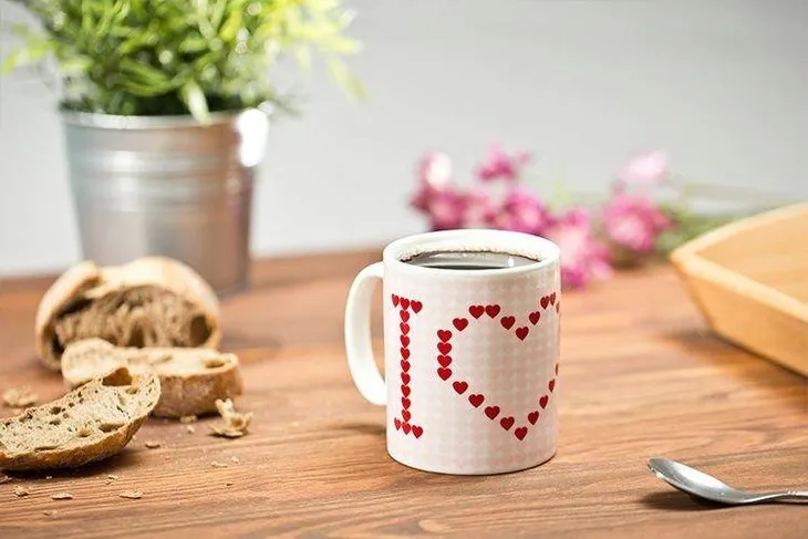 magiczny-kubek-ceramiczny-serduszka-stan-nowy