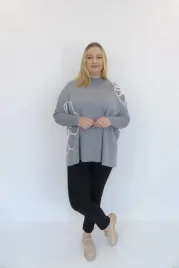 popielaty-oversizowy-sweter-damski-w-kwiaty-ze-stojka-uni