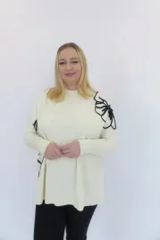 kremowy-oversizowy-sweter-damski-w-kwiaty-ze-stojka-uni
