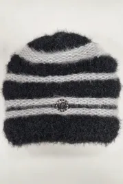czarna-zimowa-czapka-damska-w-paski-uni