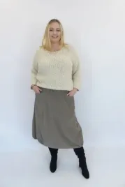bezowy-sweter-bukla-damski-z-wycieciem-w-szpic-uni
