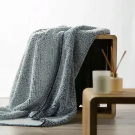 koc-koala-z-miekkiej-tkaniny-typu-bukla-150x200-granatowy-eurofirany