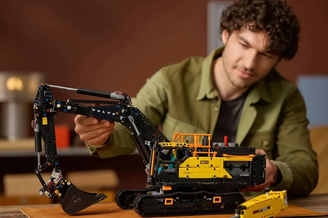 lego-technic-koparka-volvo-ec500-hybrid