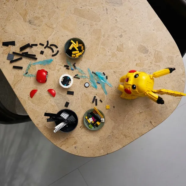 lego-pikachu-i-pokeball
