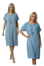 niebieska-sukienka-damska-na-lato-oversize-midi-guziki-wiskoza-naszyjnik