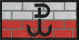 polska-walczaca-znak-pw-na-tle-muru-i-polskiej-flagi-naszywka-50x100mm-rzep