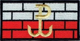 polska-walczaca-znak-pw-zloty-na-tle-muru-i-polskiej-flagi-naszywka-rzep