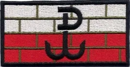 polska-walczaca-znak-pw-na-tle-muru-i-polskiej-flagi-naszywka-50x100mm-rzep