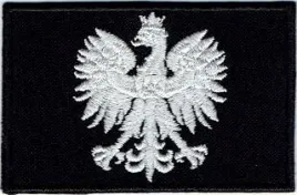 orzelek-na-czapke-bialy-naszywka-czarna-rzep