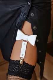 podwiazka-biala-ekoskora-garter-kokardka