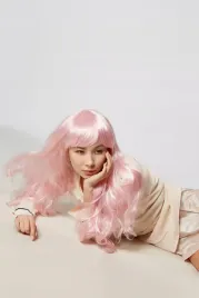peruka-blado-rozowa-krecone-wlosy-dlugie-z-grzywka