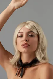 peruka-blond-wlosy-poldlugie-z-grzywka