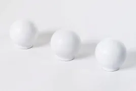 uchwyt-meblowy-galka-drewniana-kulka-biala-zestaw-3-szt