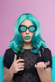 peruka-modne-turkusowa-krecone-wlosy-poldlugie