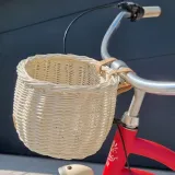 wiklinowy-koszyk-na-rower-dla-dzieci-ecru-na-paski-dumpy-obciazenie-maksymalne-4-kg