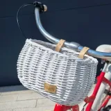 wiklinowy-koszyk-na-rower-dla-dzieci-bialy-na-paski-dumpy-rodzaj-przedni