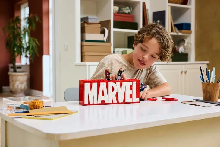 lego-logo-marvel-z-minifigurkami