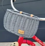 wiklinowy-koszyk-na-rower-dla-dzieci-szary-na-paski-dumpy-rodzaj-przedni