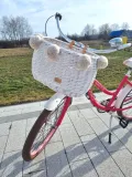 wiklinowy-koszyk-na-rower-bialy-na-paski-dumpy-duzy-z-pomponami-rodzaj-przedni