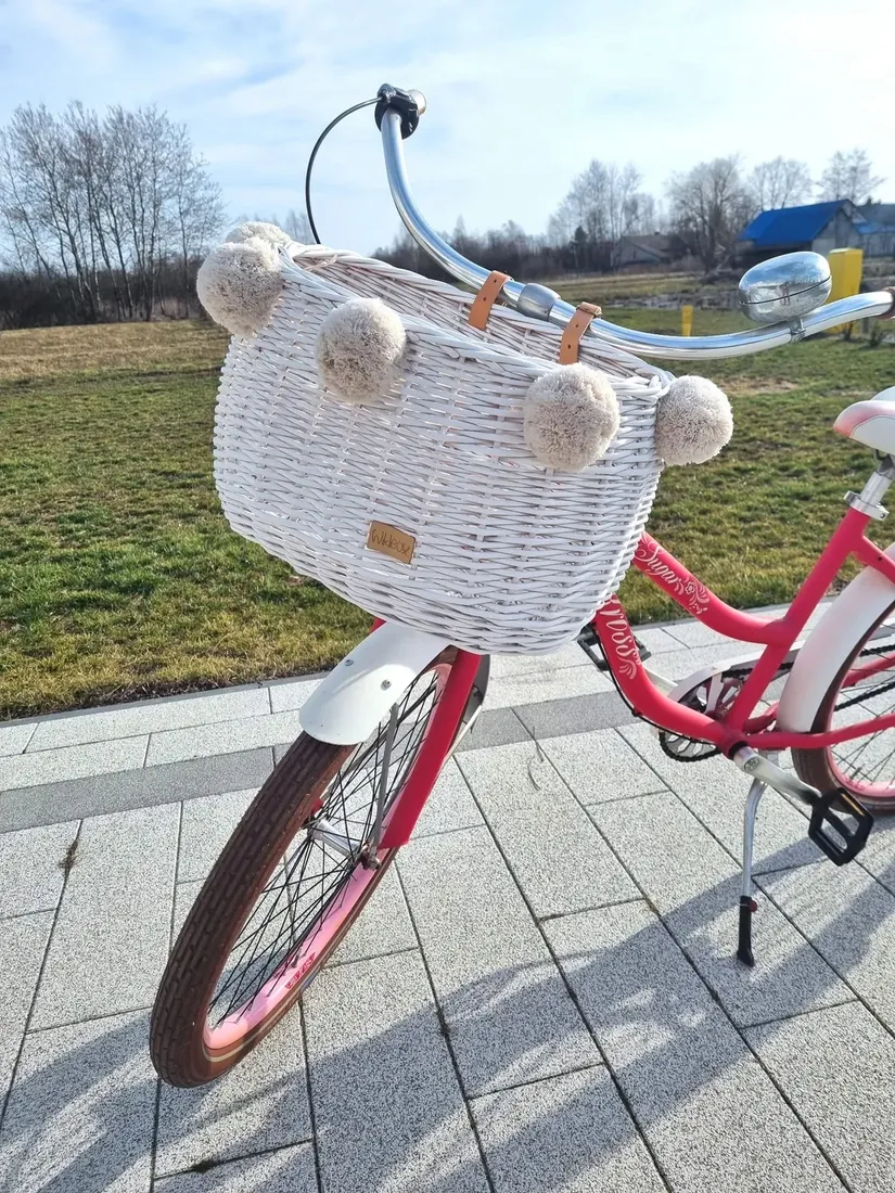 wiklinowy-koszyk-na-rower-bialy-na-paski-dumpy-duzy-z-pomponami