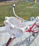 wiklinowy-koszyk-na-rower-bialy-na-paski-dumpy-duzy-z-pomponami-marka-bez-marki