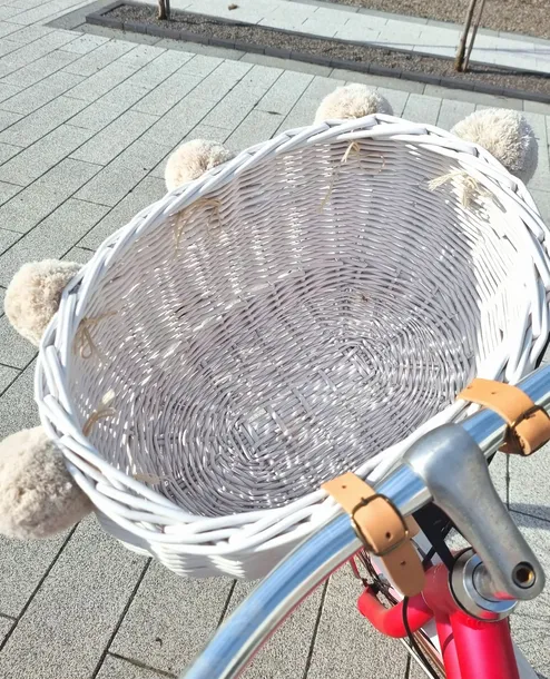 wiklinowy-koszyk-na-rower-bialy-na-paski-dumpy-duzy-z-pomponami-obciazenie-maksymalne-7-kg