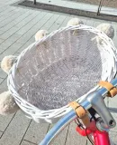 wiklinowy-koszyk-na-rower-bialy-na-paski-dumpy-duzy-z-pomponami-obciazenie-maksymalne-7-kg