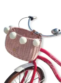 wiklinowy-koszyk-na-rower-rozowy-na-paski-dumpy-duzy-z-pomponami