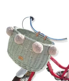 wiklinowy-koszyk-na-rower-oliwkowy-na-paski-dumpy-duzy-z-pomponami