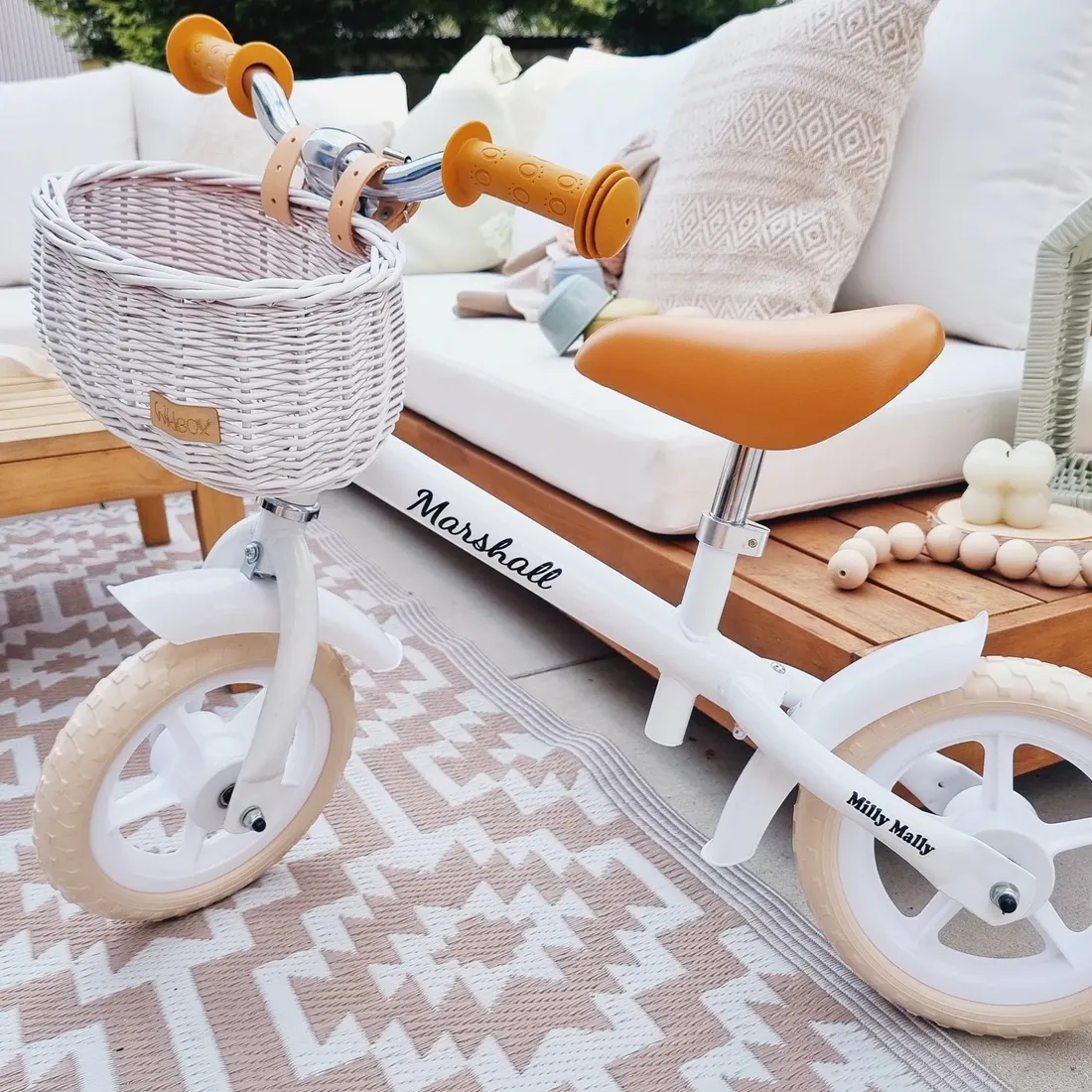 wiklinowy-koszyk-na-rower-biegowy-bialy-na-paski-dumpy-mini