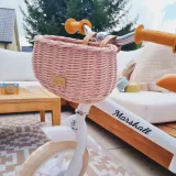 wiklinowy-koszyk-na-rower-biegowy-rozowym-na-paski-dumpy-mini-marka-bez-marki