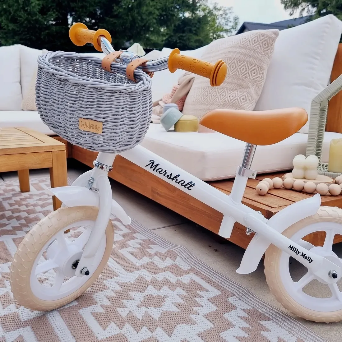 wiklinowy-koszyk-na-rower-biegowy-szary-na-paski-dumpy-mini