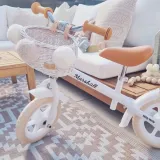 wiklinowy-koszyk-na-rower-biegowy-bialy-na-paski-dumpy-mini-z-pomponami-stan-nowy